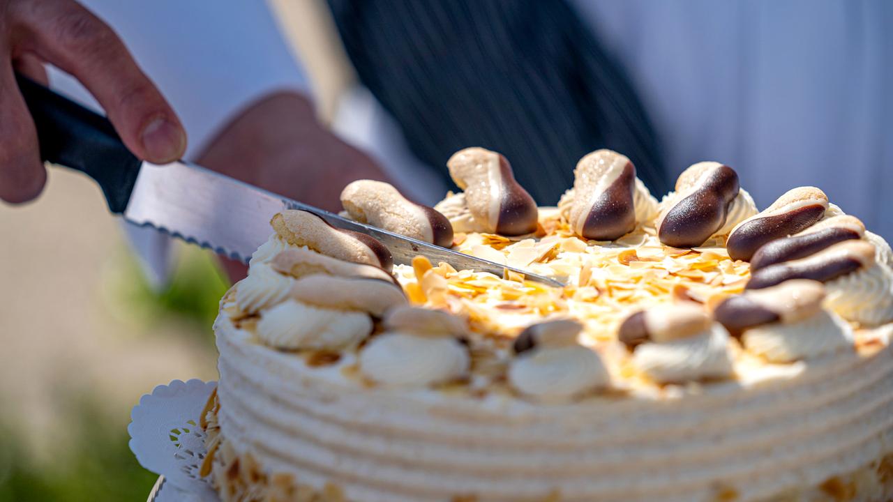  Eine Malakofftorte darf am feinen Kuchenbuffet für den Adel nicht fehlen. 