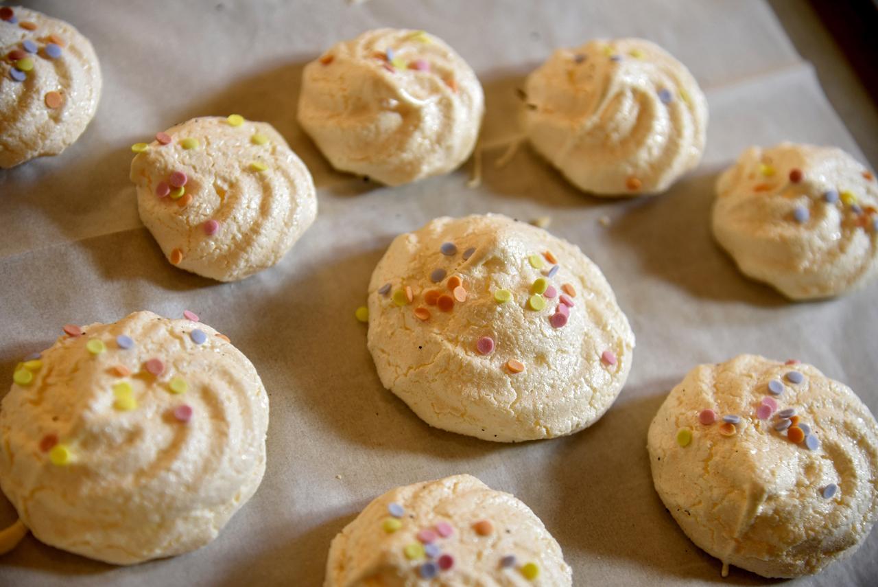 Helle Kekse mit bunten Streuseln