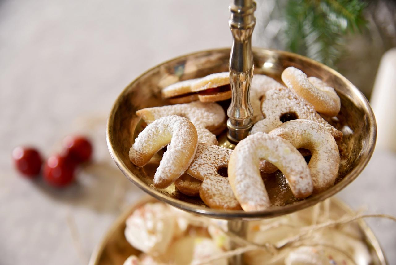 Verschiedene Kekse in einer goldenen Etagerie