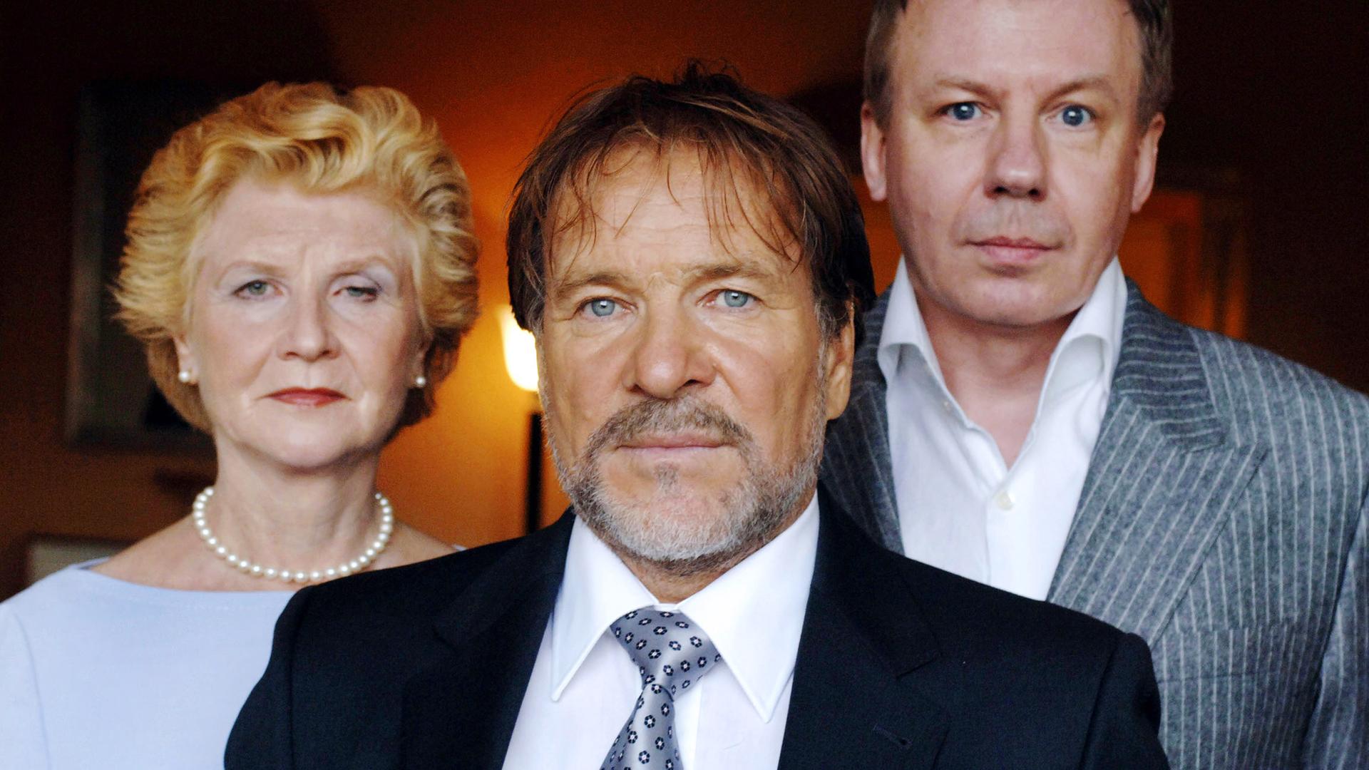 Schwester Waltraud (Irm Hermann), Firmenchef Ernst Schmitt (Götz George) und sein Neffe Marc (Ludger Pistor) blicken ernst in die Kamera