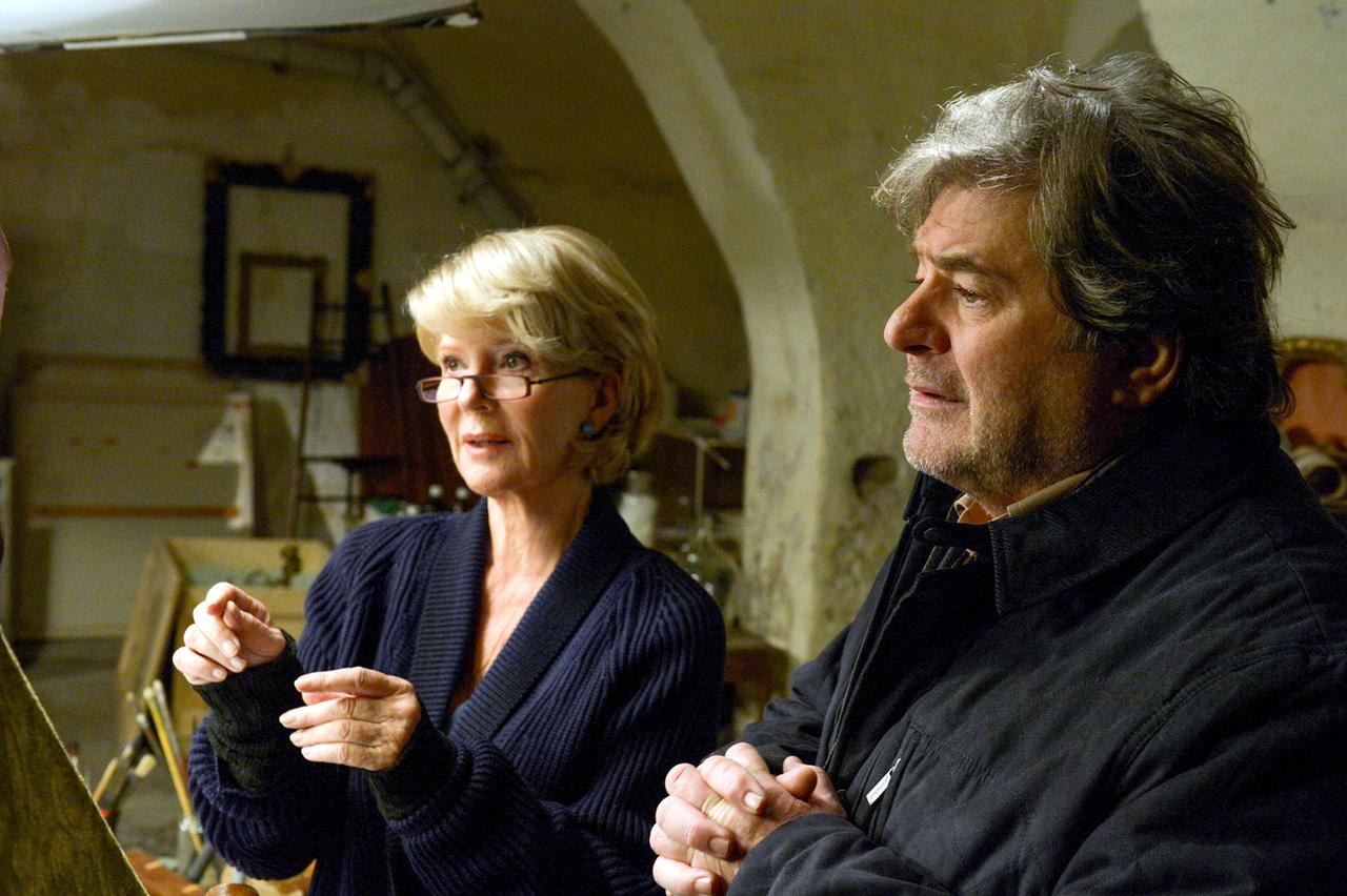 Ein Paar blickt sorgenvoll in eine Richtung