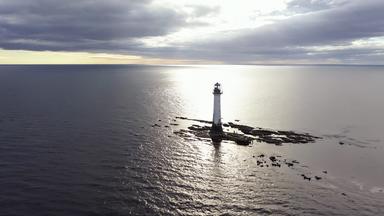 Ein Leuchtturm im Meer.