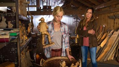 Katja Baumann (Simone Thomalla) befindet sich in einer Holzwerkstatt