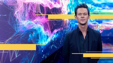 Jo Schück vor bunter Videowand in der KI-Ausstellung "Digital by Nature" in der Kunsthalle München.