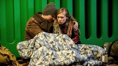 Nina und Thomas (Alina Levshin, Miel Maticevic) kuscheln sich in der kalten U-Bahnstation zusammen und versuchen ihre Tat zu vergessen.