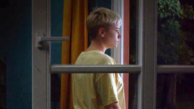 Weil sie sich weigert, die vorherrschenden Machtstrukturen anzuerkennen, ist die unangepasste Karla (Gwentsche Kollewjin) oft einsam.