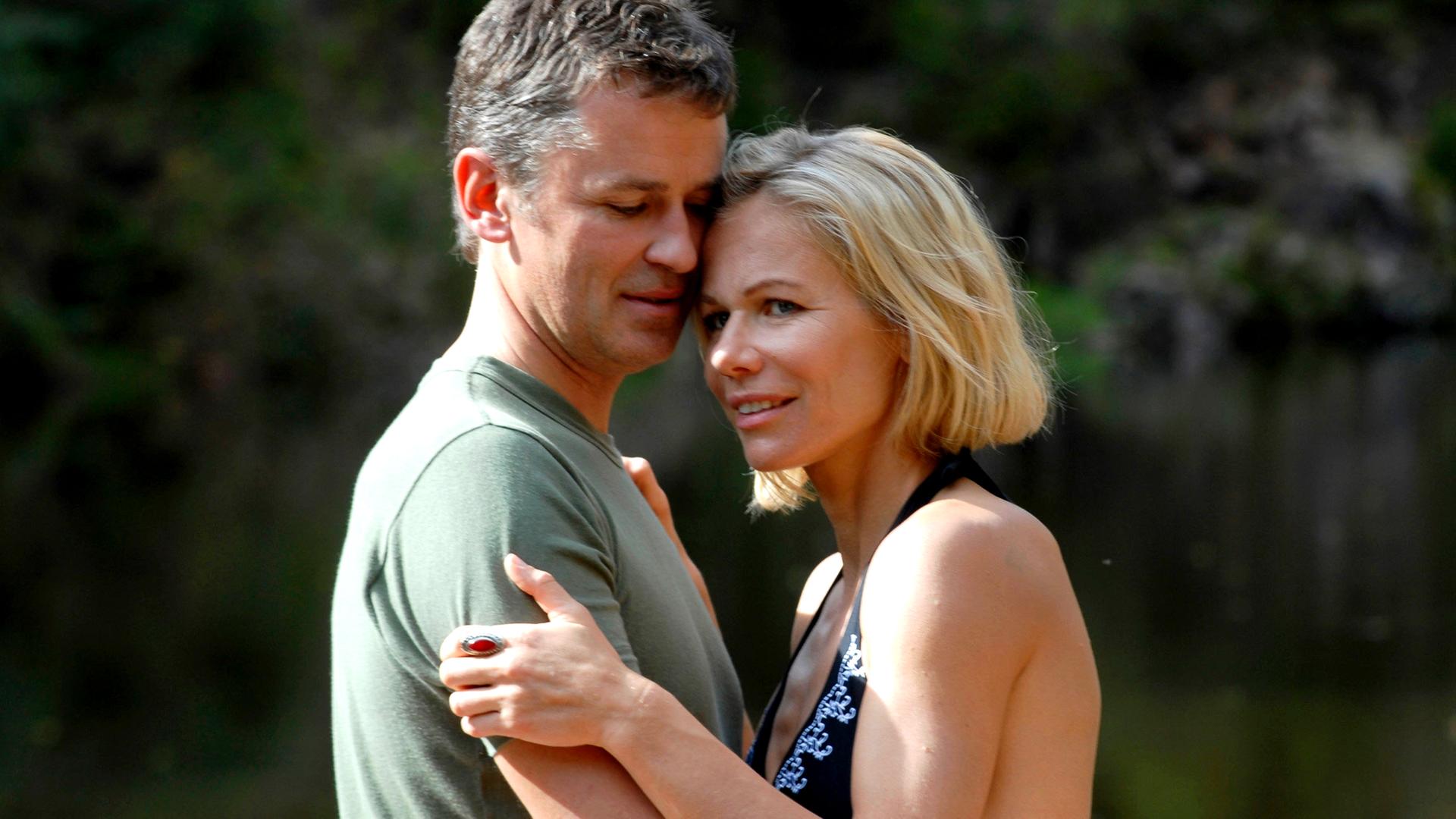 Mann umarmt Frau im Bikini