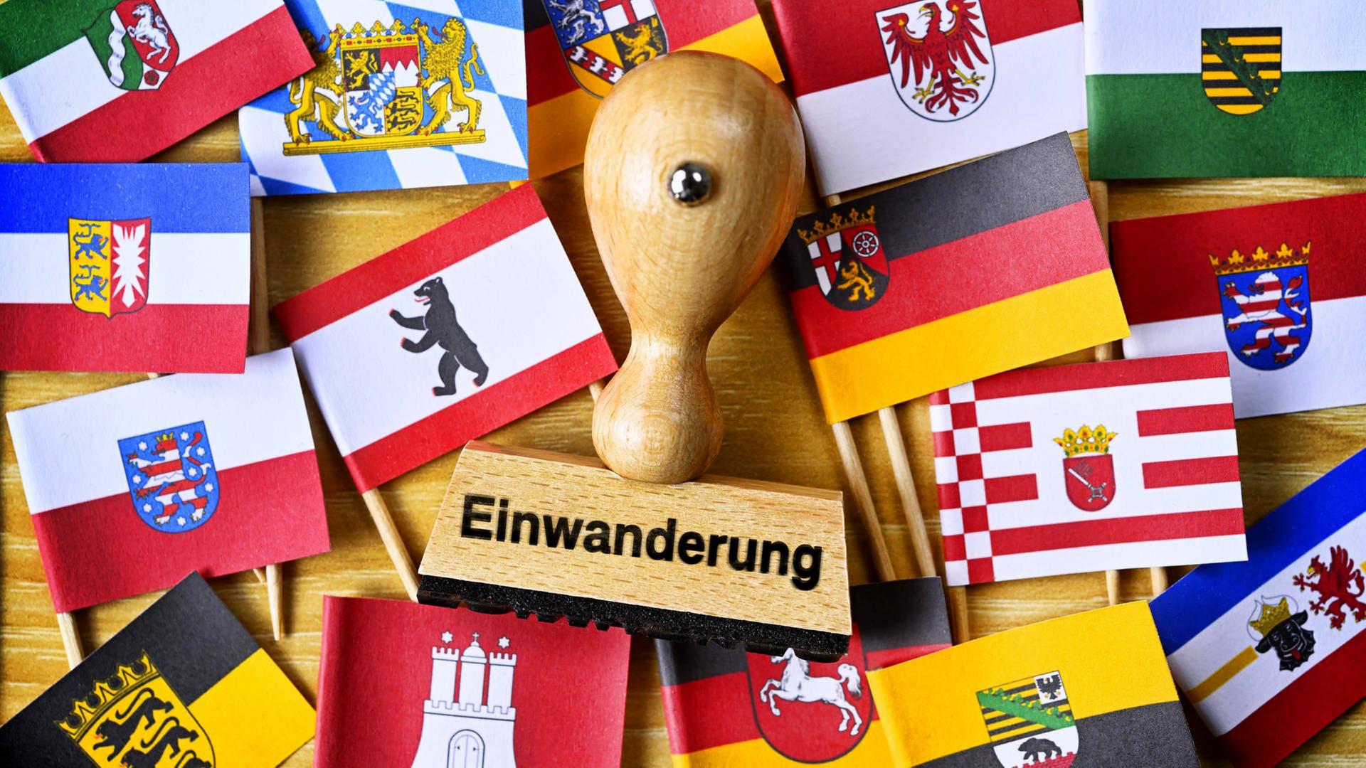 Collage aus einem Stempel und vielen Länderflaggen