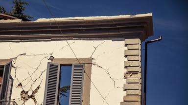 Eine Hausfassade mit Erdbebenschäden.