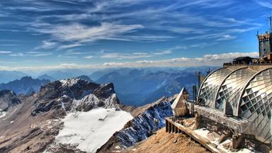 Blick von der Zugspitze über die Alpen. Es liegt nur wenig Schnee