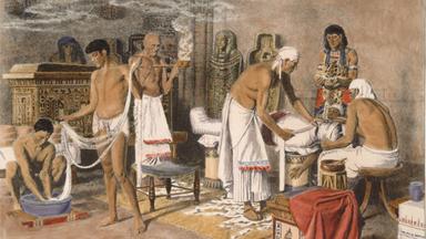 Kunstdruck: Mehrere Männer bei der Einbalsamierung eines Menschen