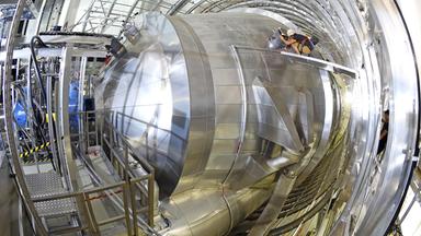 Ein riesengroßes, silbernes Gefäß – einem Zeppelin ähnlich - dient als Luftleerer Raum für die Messungen an Neutrinos.