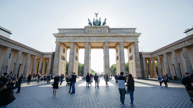 Menschen vor dem Brandenburger Tor.