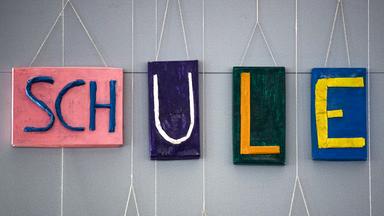 Schriftzug „Schule“ in bunten Buchstaben