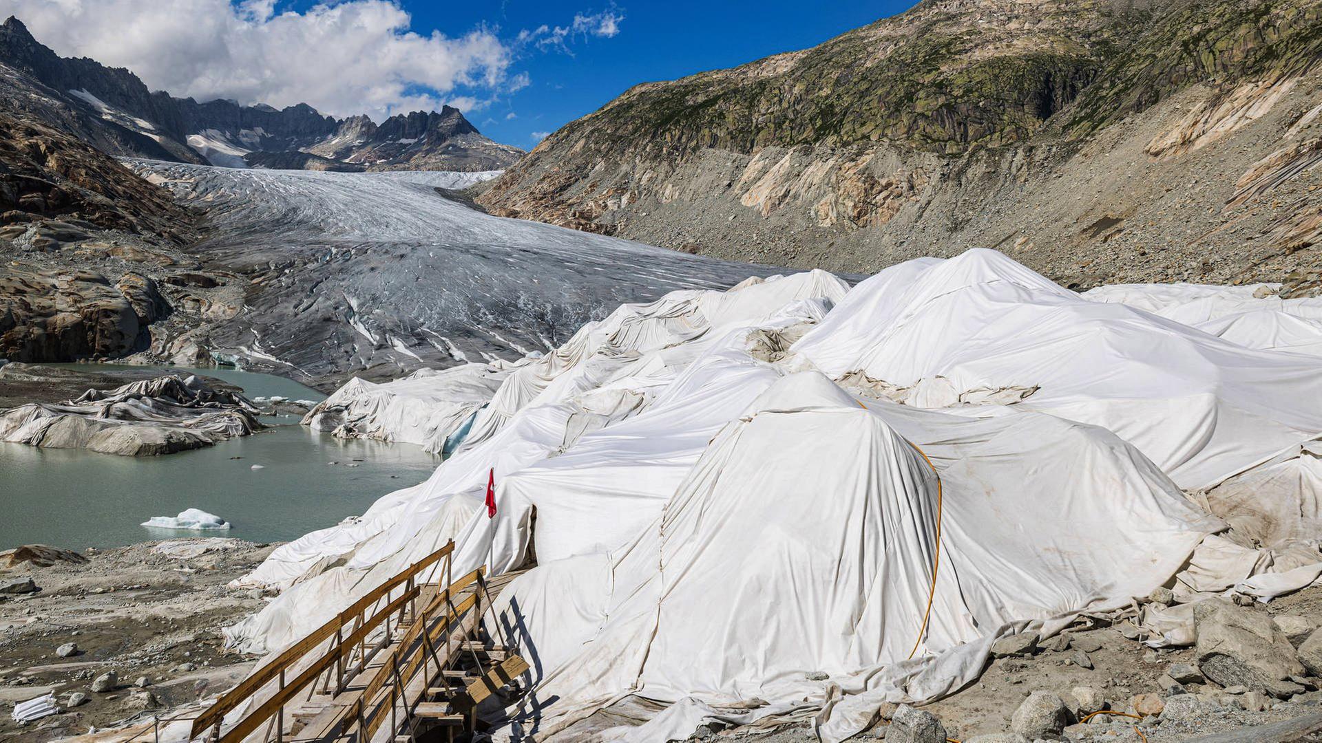 Ein schmelzender Gletscher in der Alpen.