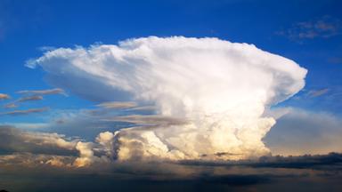 Eine Wolke, die sich weit in den Himmel auftürmt und nach Gewitter aussieht.