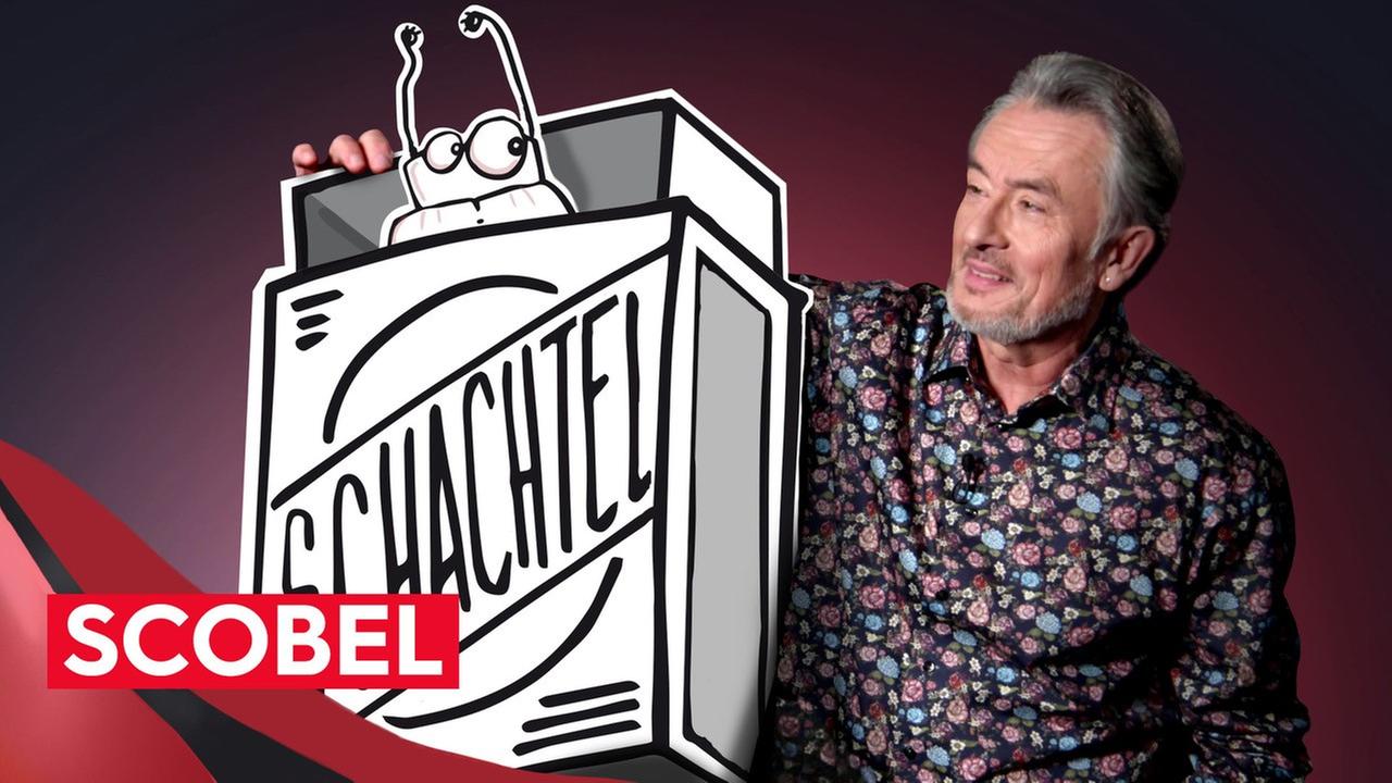 Mann hält Schachtel in der Hand