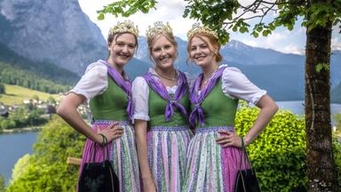 Narzissenhoheiten 2023 - Narzissenkönigin Michaela Ertlschweiger und Prinzessinnen Sophia Hellwig und Celin Pichler. 