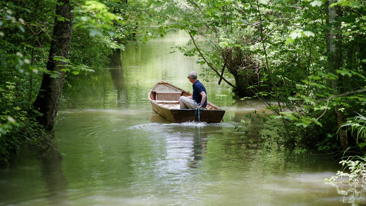 Ein Mann in einem Boot