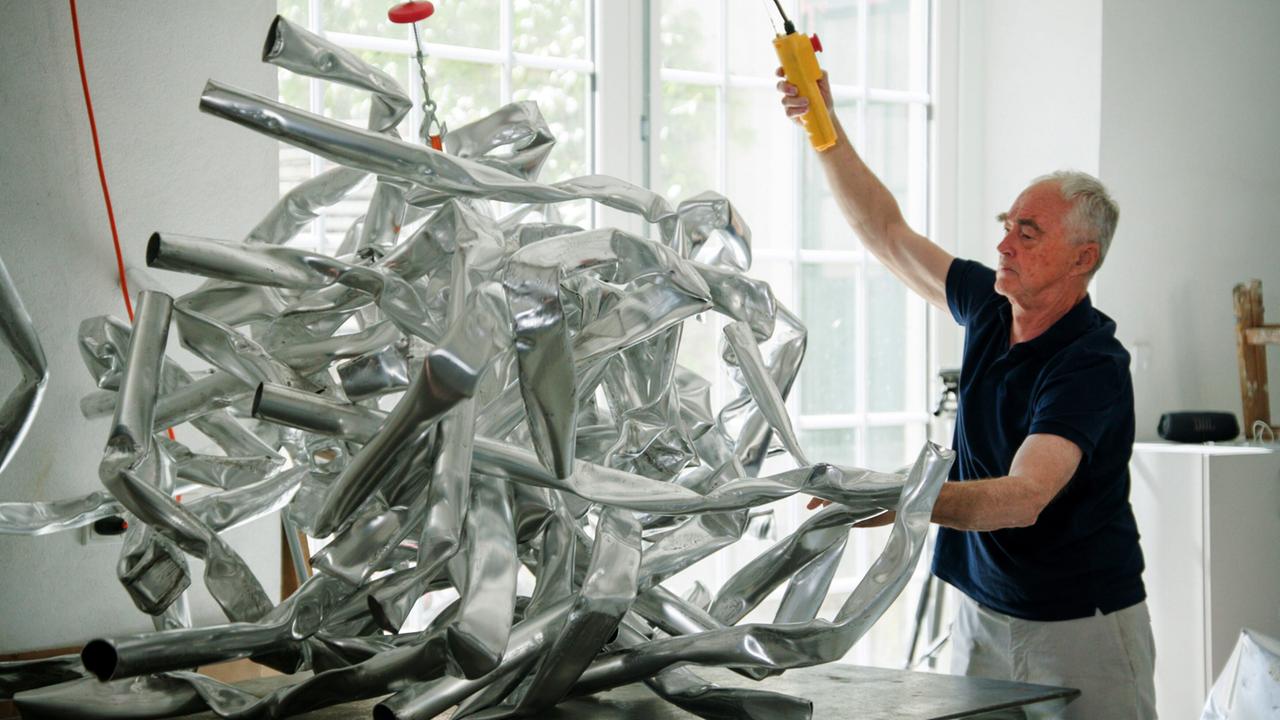 Ein Mann vor einem Kunstwerk