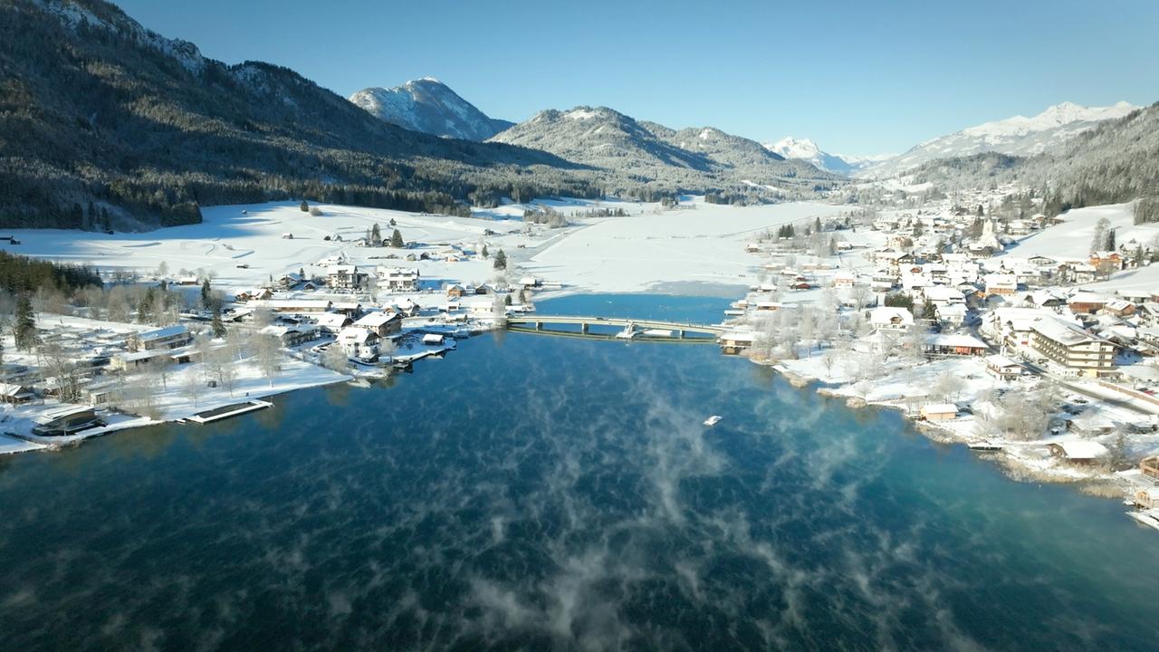 Ein zum Teil zugefrorener See.