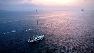 Ein Segelboot im Sonnenuntergang.