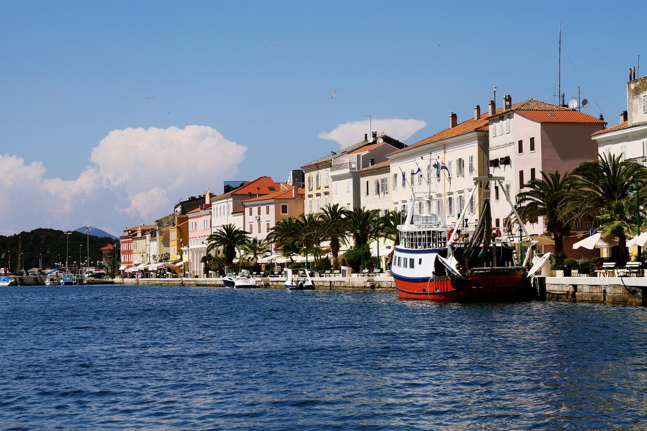 ein schiff liegt an der kaimauer 