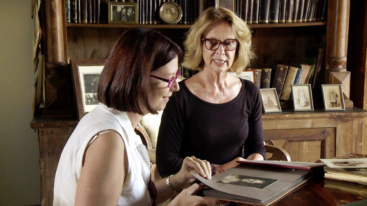 zwei frauen schauen sich fotoalben an