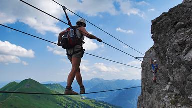 Hobbybergteiger auf einer Seilbrücke in Oberstdorf