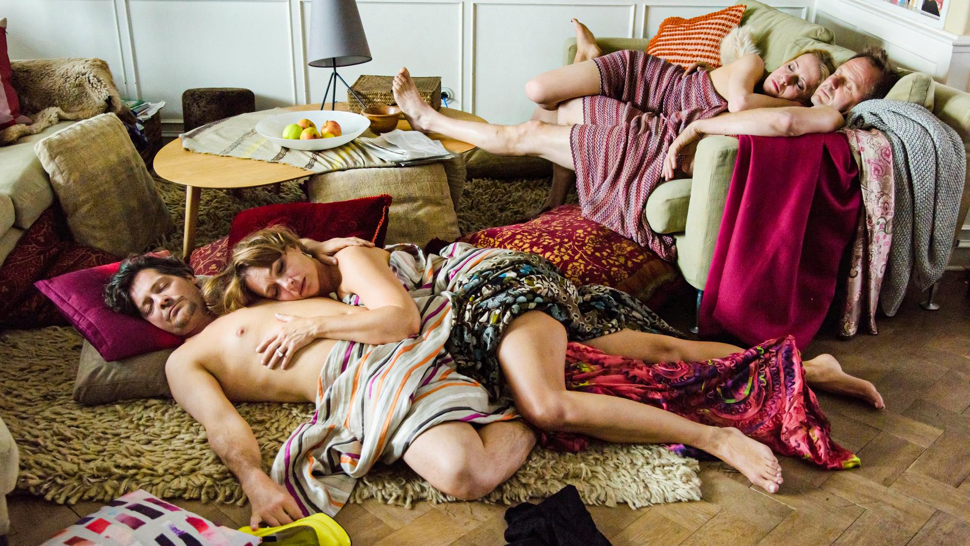 Julia (Aglaia Szyszkowitz, 2. v. li.), Marc (Fritz Karl), Vanessa (Caroline Peters) und Paul (Samuel Finzi, re.) genießen gemeinsam ihre Lust.