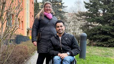 Moderator Tan Caglar mit einer blonden Frau.