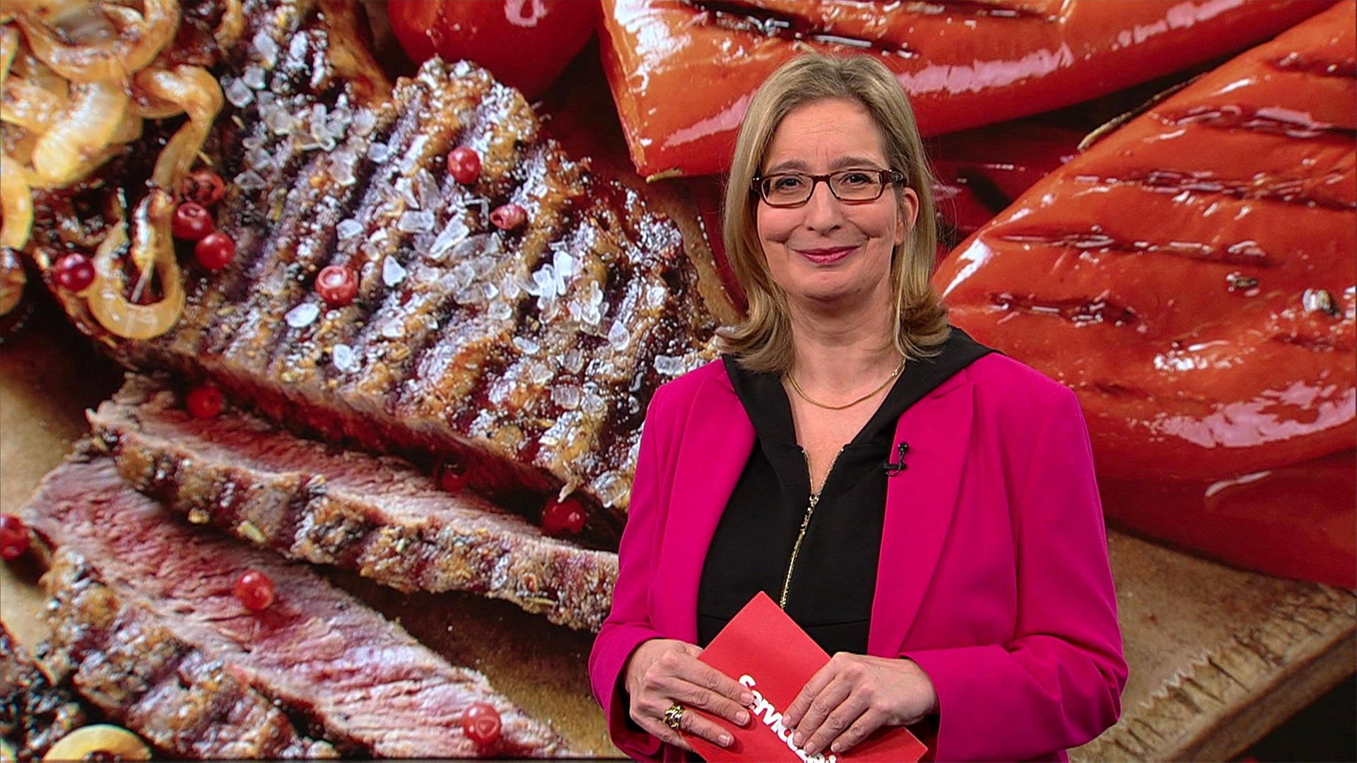 Yvonne Willicks und im Hintergrund ein Bild mit gewürztem Fleisch und Paprikaschoten auf einem Grill.