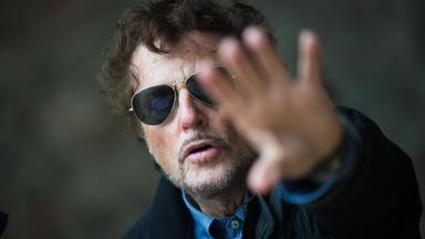 Dieter Wedel streckt seine Hand in Richtung Kamera.