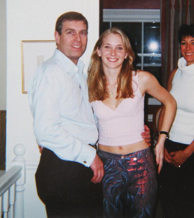 Prinz Andrew steht mit Virginia Giuffre und Ghislaine Maxwell an einer Tür. Giuffre wirkt jung und schüchtern, Andrew legt locker den Arm um ihre Taille, Maxwell lächelt im Hintergrund. Das Foto gilt als eines der zentralen Beweisstücke im Skandal um den britischen Prinzen und seine Verbindung zum Epstein-Netzwerk.