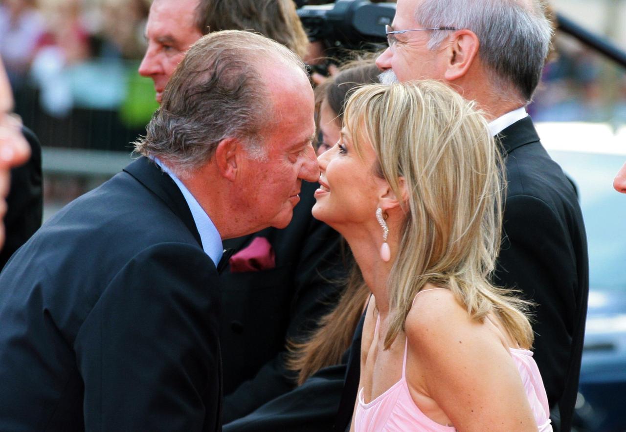 König Juan Carlos und Corinna Prinzessin Sayn-Wittgenstein begrüßen sich mit einem Kuss auf die Wange.