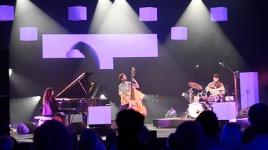 Musiker*innen auf der Bühne.