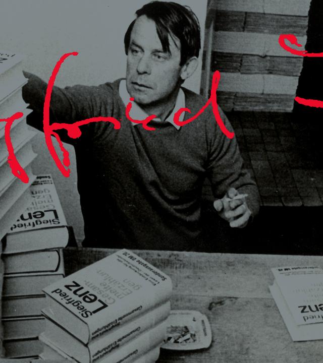 Siegfried Lenz bei einer Signierstunde. Vor ihm stehen mehrere Bücherstapel