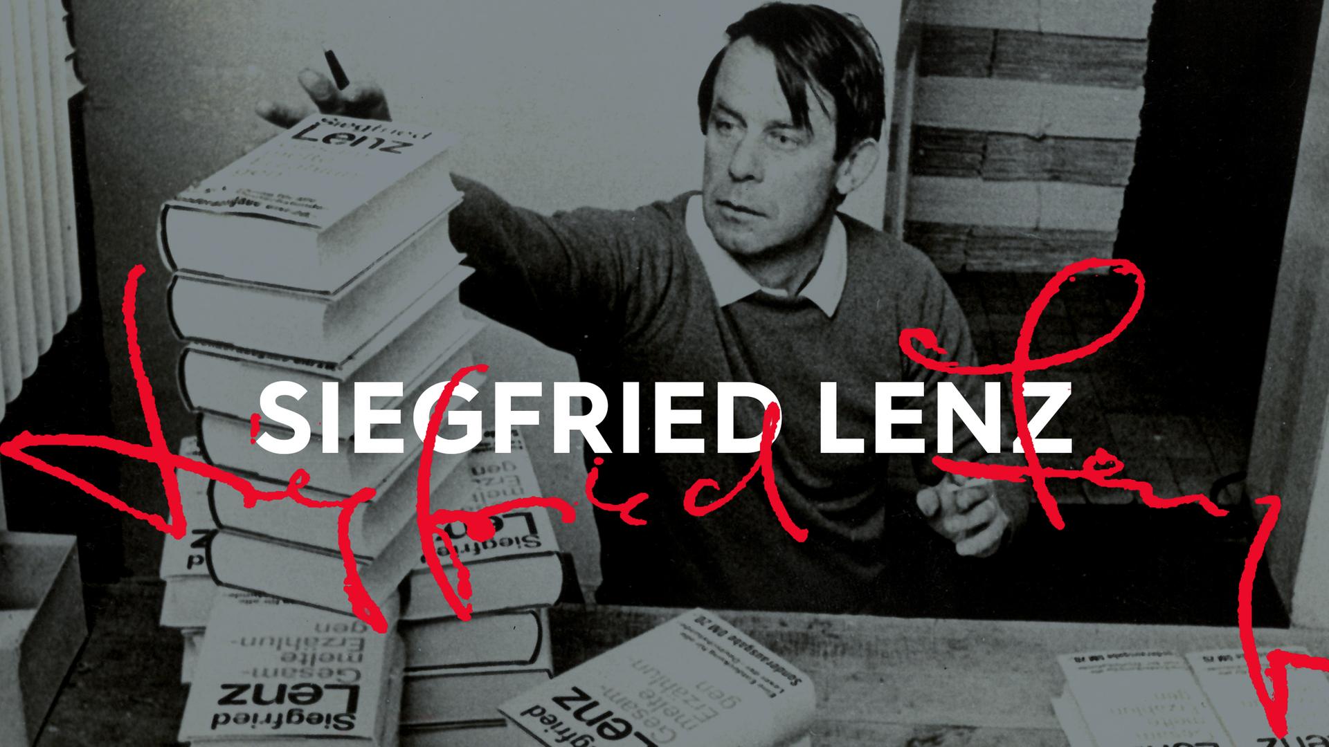 Siegfried Lenz bei einer Signierstunde. Vor ihm stehen mehrere Bücherstapel