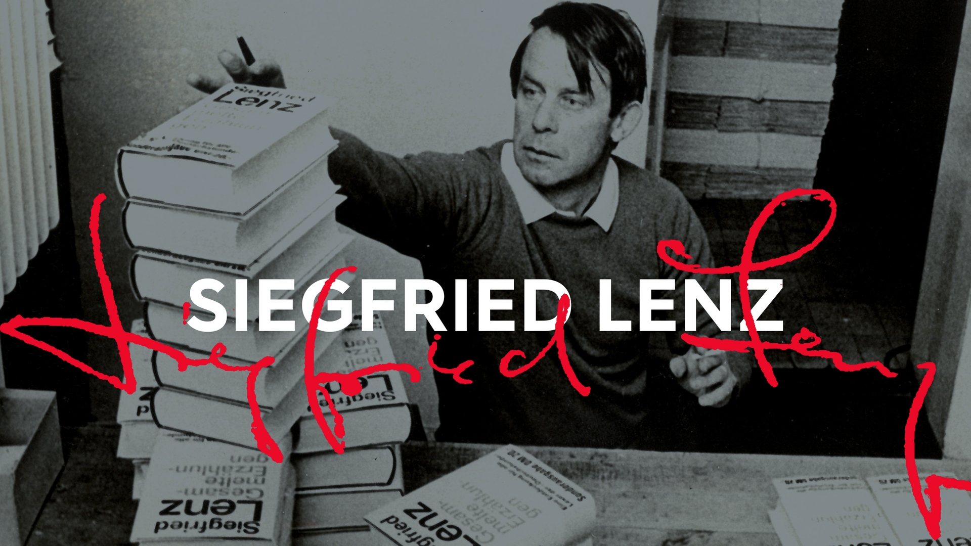 Siegfried Lenz bei einer Signierstunde. Vor ihm stehen mehrere Bücherstapel