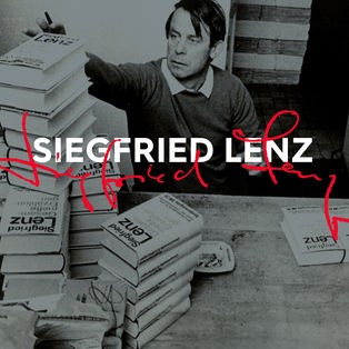 Siegfried Lenz bei einer Signierstunde. Vor ihm stehen mehrere Bücherstapel