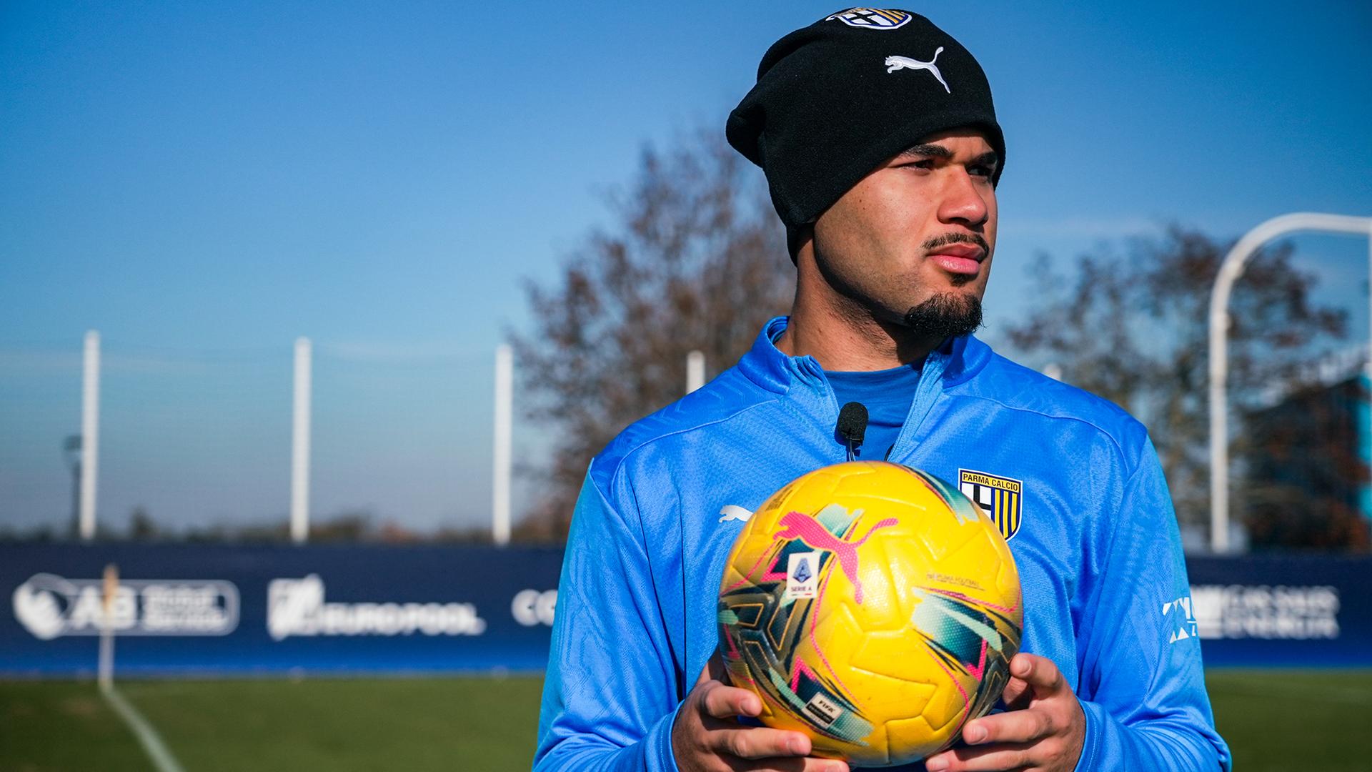Fussballspieler Simon Sohm im Trainingsanzug von Parma Calcio mit Mütze und Ball auf dem Trainingsplatz