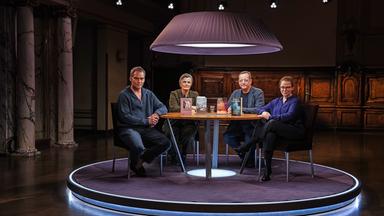 Die Gäste Simon Strauß, Iris Radisch, Matthias Brandt und Gastgeberin Thea Dorn sitzen an einem Tisch, auf dem die im Literarischen Quartett am 2.10. besprochenen Bücher liegen.