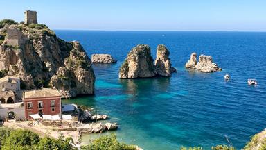 Luftansicht einer Bucht.