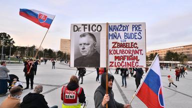 Eine demonstrierende Menschenmenge mit slowakischen Fahnen und Plakaten.