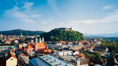 Blick auf Ljubljana; im Hintergrund die Burg.