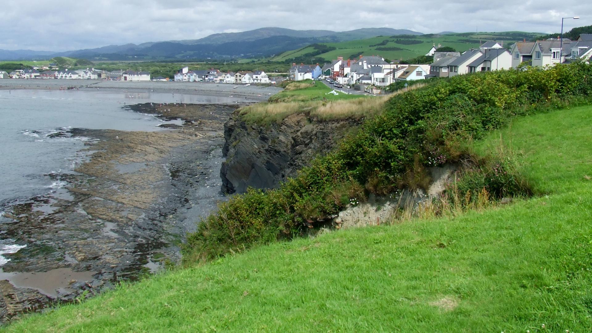 Das walisische Küstendorf Borth, wo sich Leopold Kohr ein Wochenendhaus kaufte. Kohr unterstützte in den 1970er Jahren eine keltische Renaissance in Wales