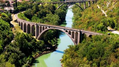 Ein Brücke im Grünen