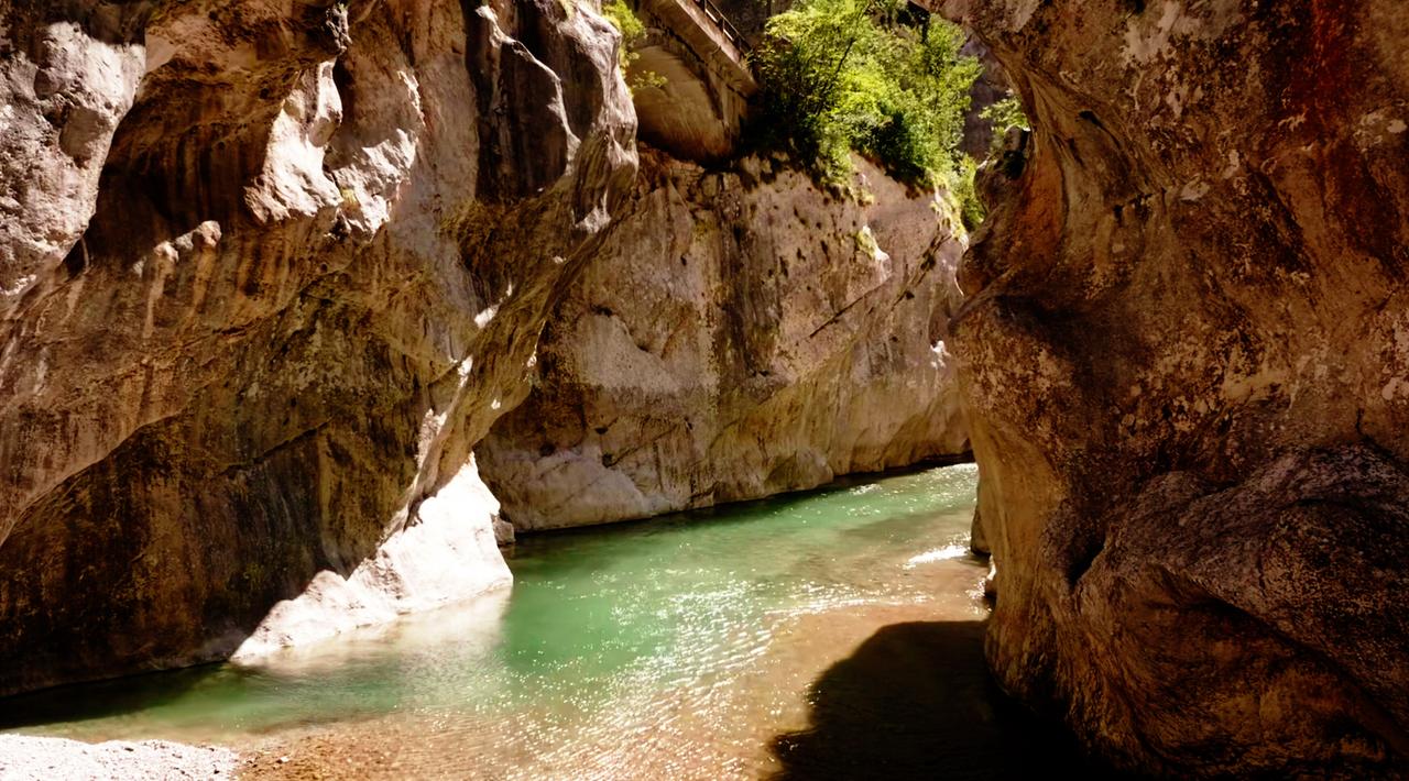 Ein felsiger Flusslauf