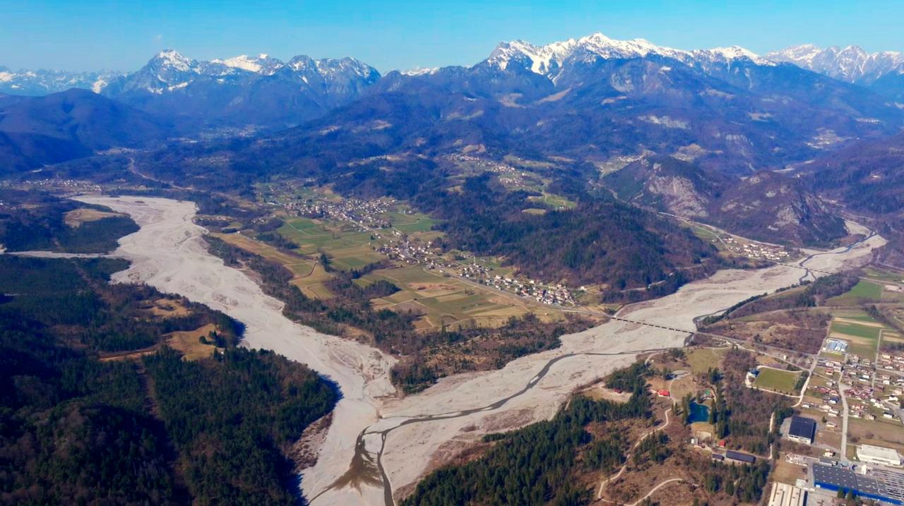 Eine Luftaufnahme von einer Bergregion mit Fluss