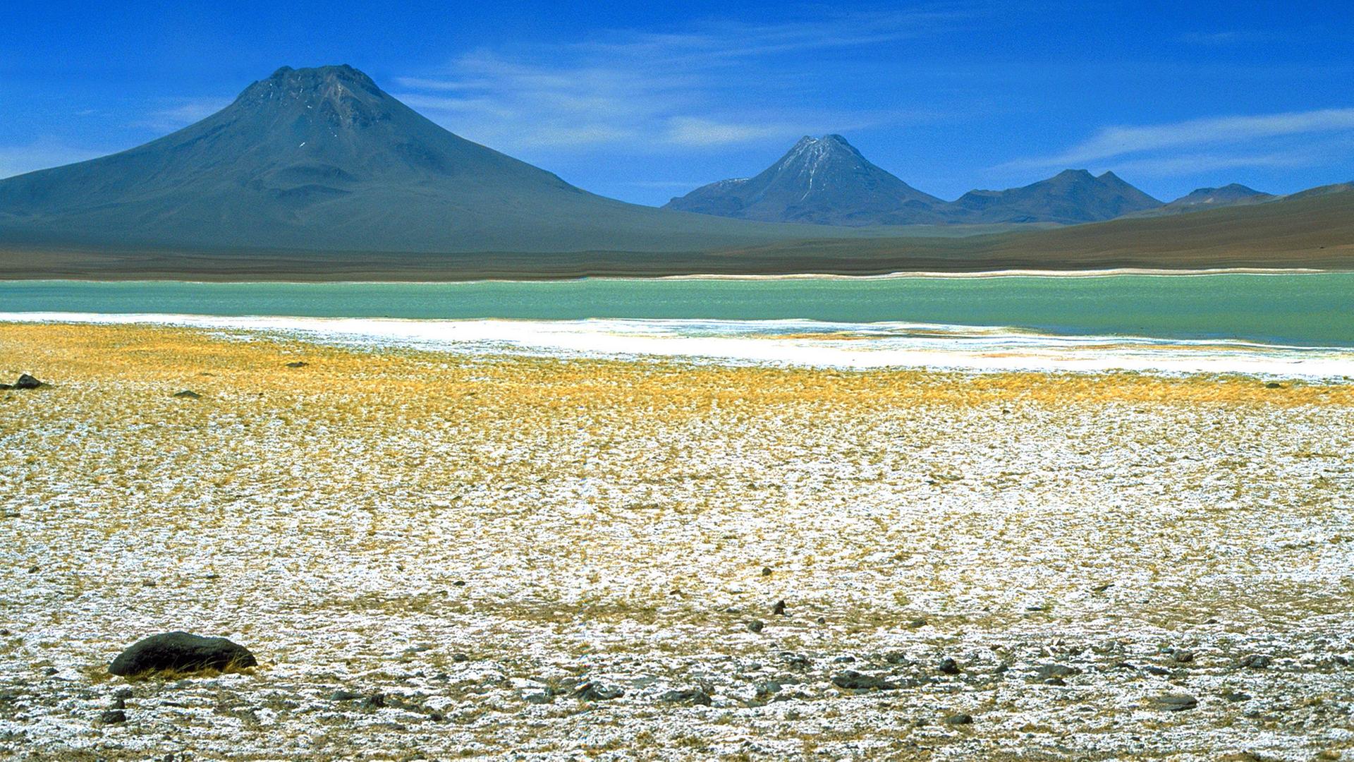 blick auf berge und gewaesser
